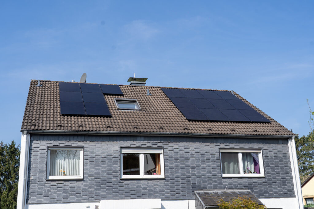 Dach nach der Solarinstallation