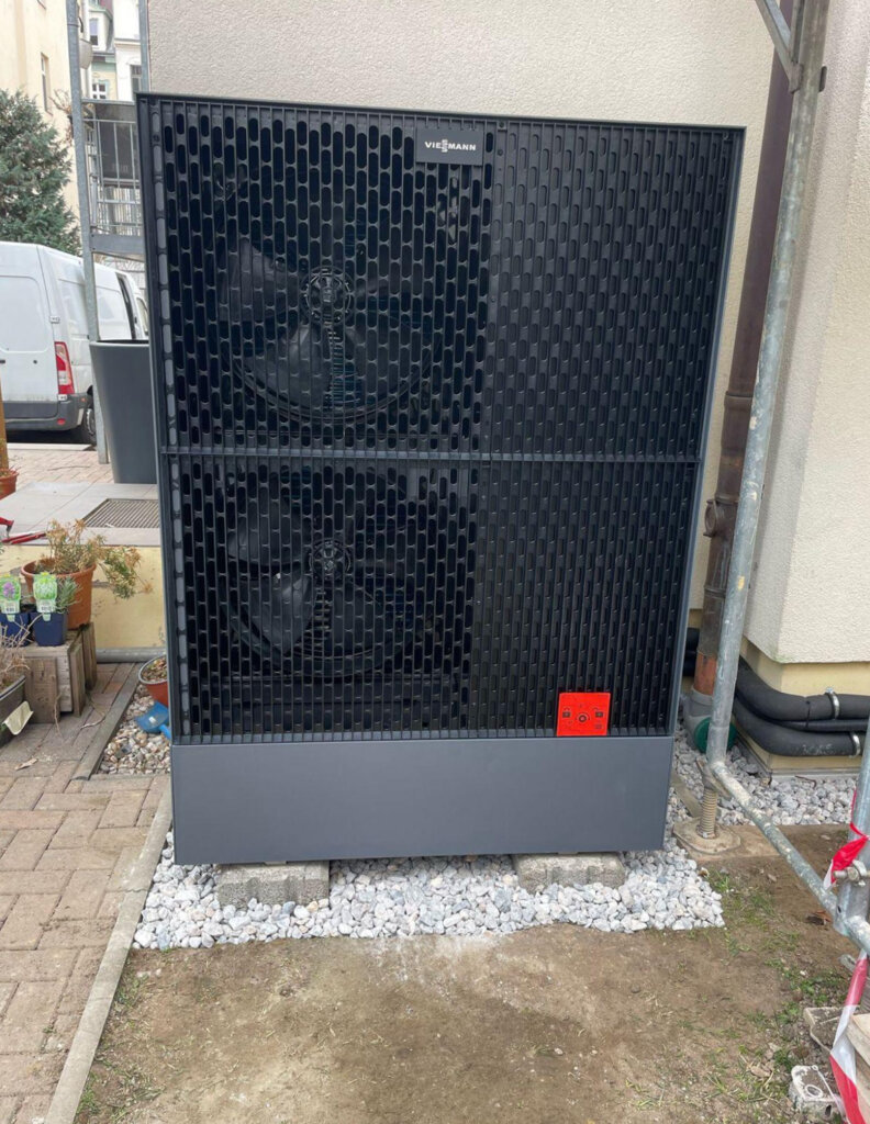 Wärmepumpe im Garten